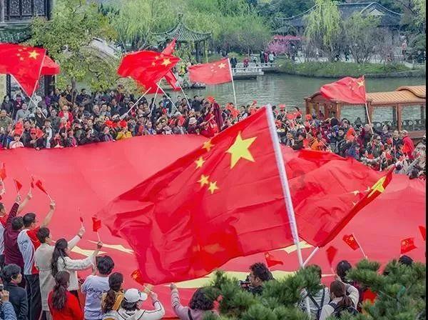 黄晓明剧组惊现“神秘大厨”,竟是亲妈亲自下厨做韭菜盒子!